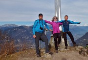 06 Alla croce di vetta della Corna Trentapassi (1280 m)